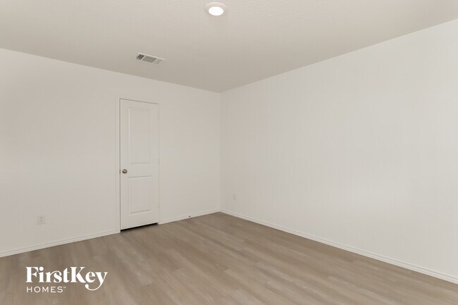 Building Photo - 10623 Vinateros Dr