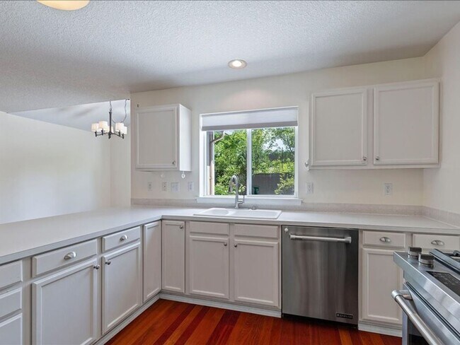Building Photo - FOR RENT: MRS. CLEAN LIVED HERE! LOVELY HILLSBORO HOME AVAILABLE NOW! 4 BED, 2.5 BATH, 2 CAR GAR,...