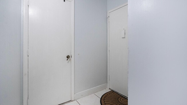 Building Photo - 4156 Inverrary Dr