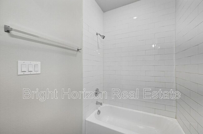 Building Photo - 3413 Valley Vista Dr