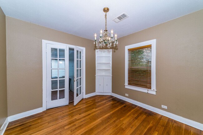 Building Photo - 2218 W Mistletoe Ave