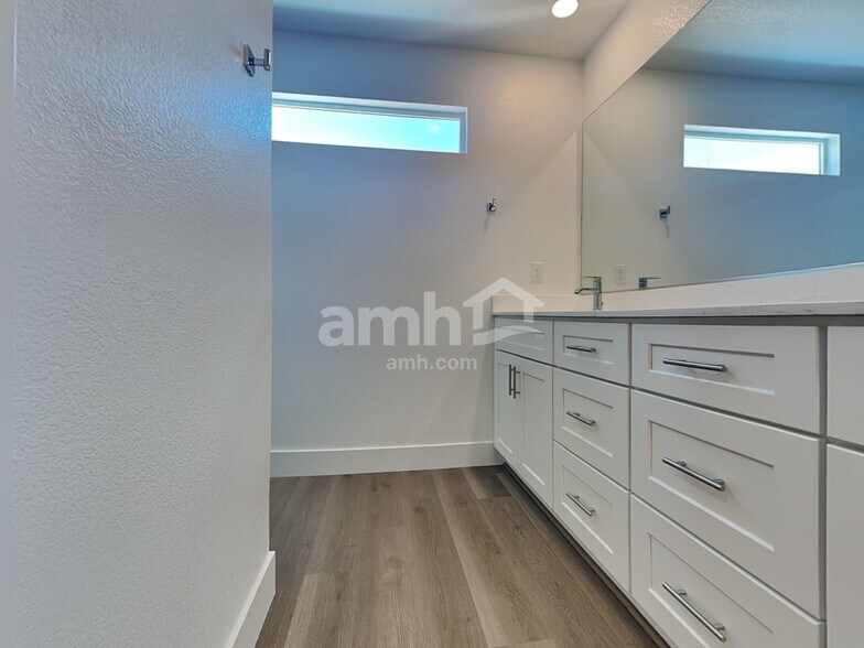 Building Photo - 10367 Bee Balm St