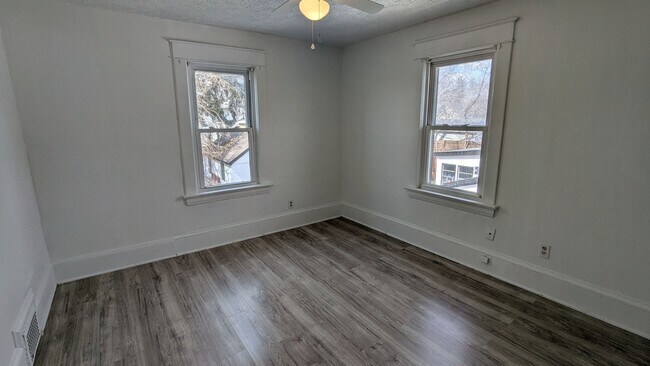 Building Photo - Discover this well-maintained 3-bedroom, 1-bath home in Akron