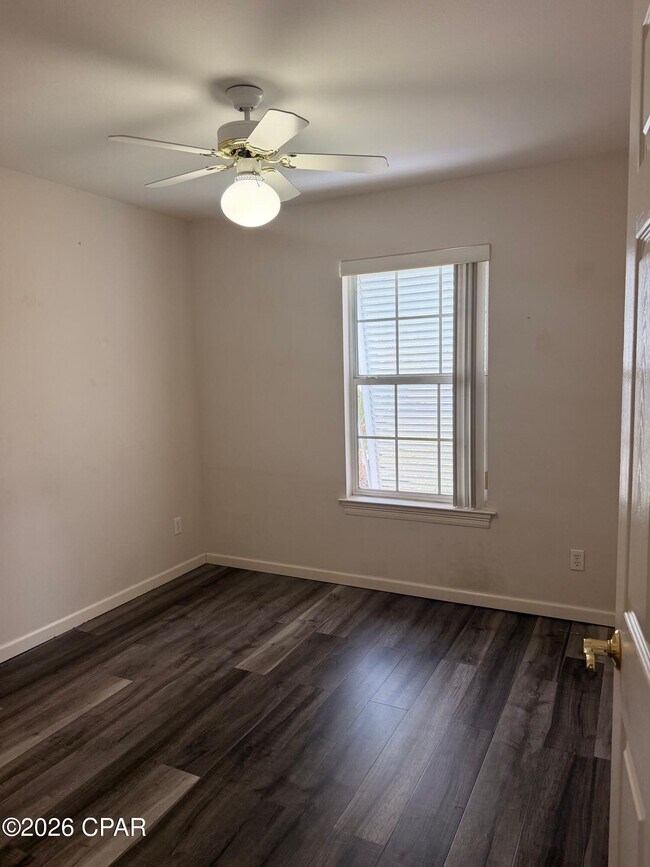 Building Photo - 2516 Country Club Dr