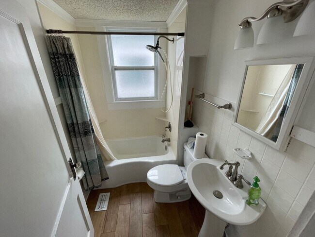 Building Photo - Pensacola - East Hill - 2 Bedroom, 1 Bathroom