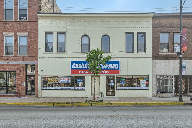 Primary Photo - 7048 N Clark St