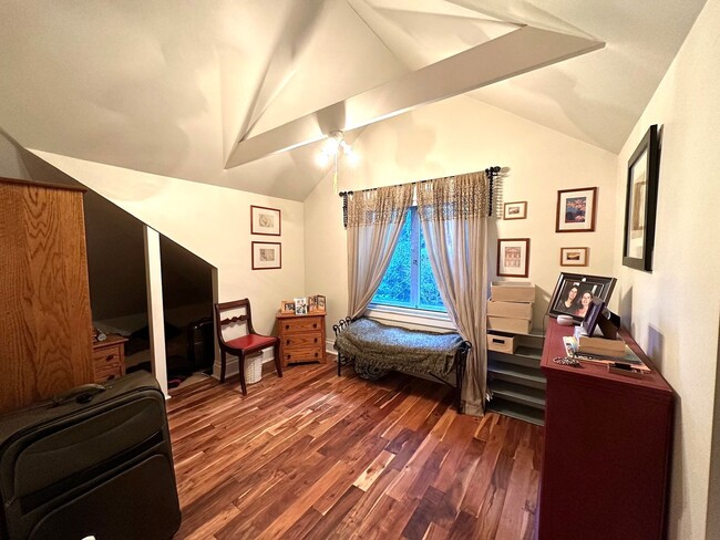 Building Photo - Vintage Home, furnished and upgraded: Occi...