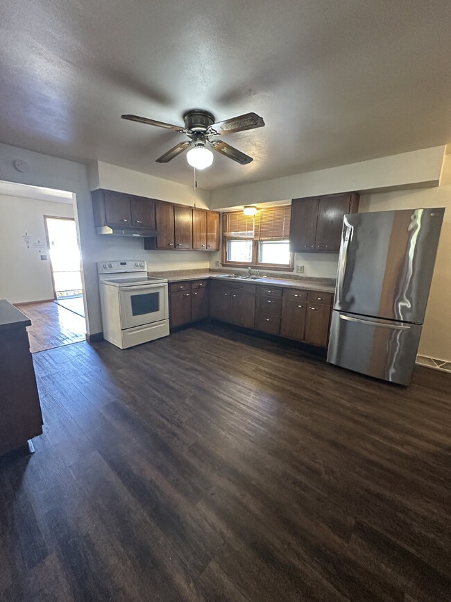 Building Photo - 1112 E Memorial Dr