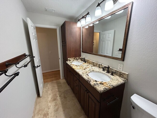 Building Photo - Spacious and Perfectly located 4/2 home in...