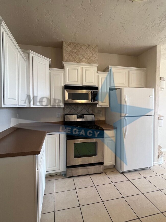 Building Photo - 3 Bedroom Home - Available Now!