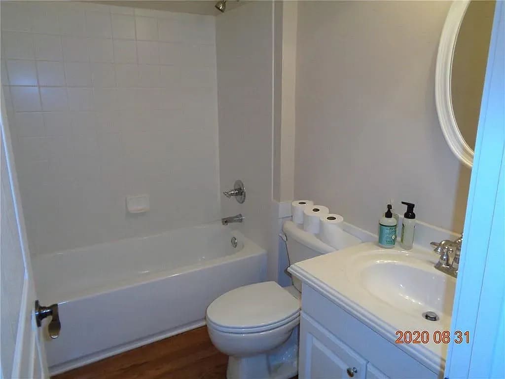 Building Photo - Room in House on Creekview Ridge Dr NE
