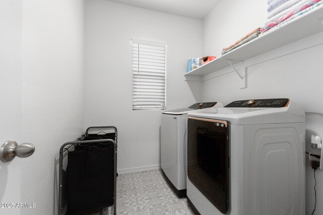 Building Photo - 8133 S 64th Ln