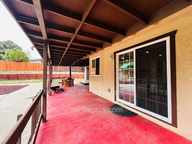 Building Photo - 493 Dahlia St