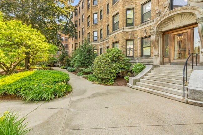 Building Photo - 122 Riverway