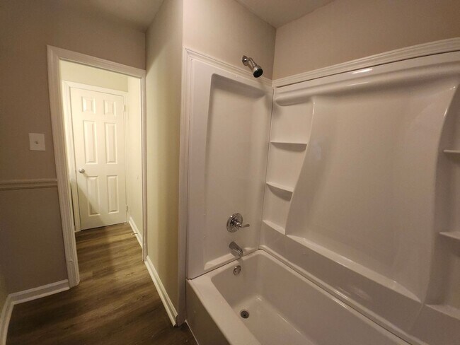 Building Photo - Classic Ranch-Style Living – 4 Bed, 2 Bath Gem!