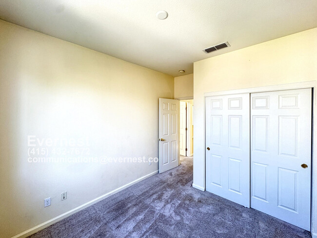 Building Photo - Gorgeous 3-Bedroom Home in a Prime Locatio...