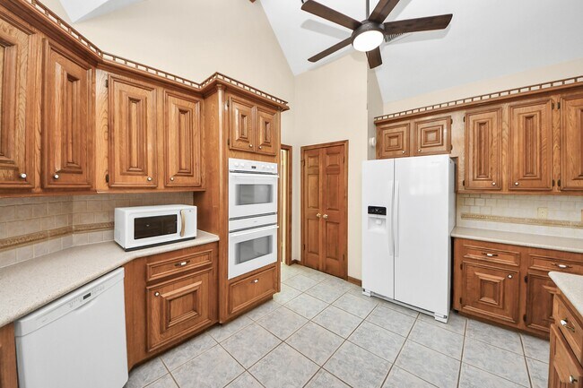 Building Photo - 10503 Great Plains Ln