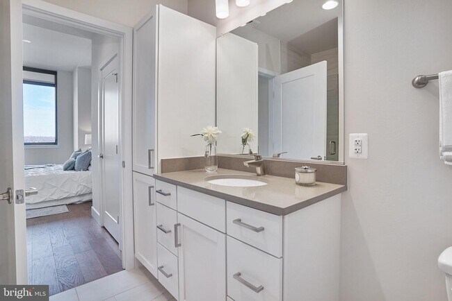 Building Photo - 2000 Clarendon Blvd