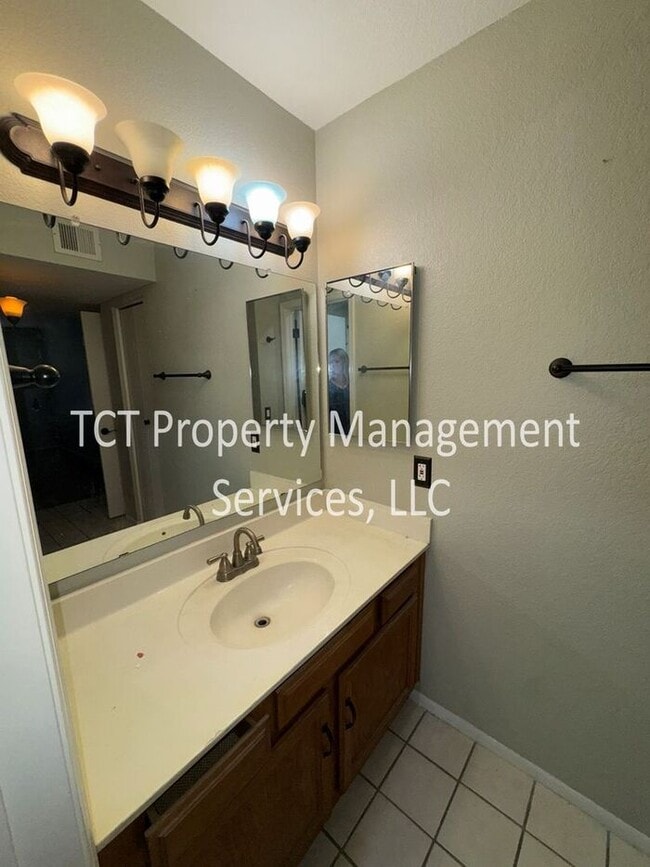 Building Photo - Two Primary suite unit in Mesa!