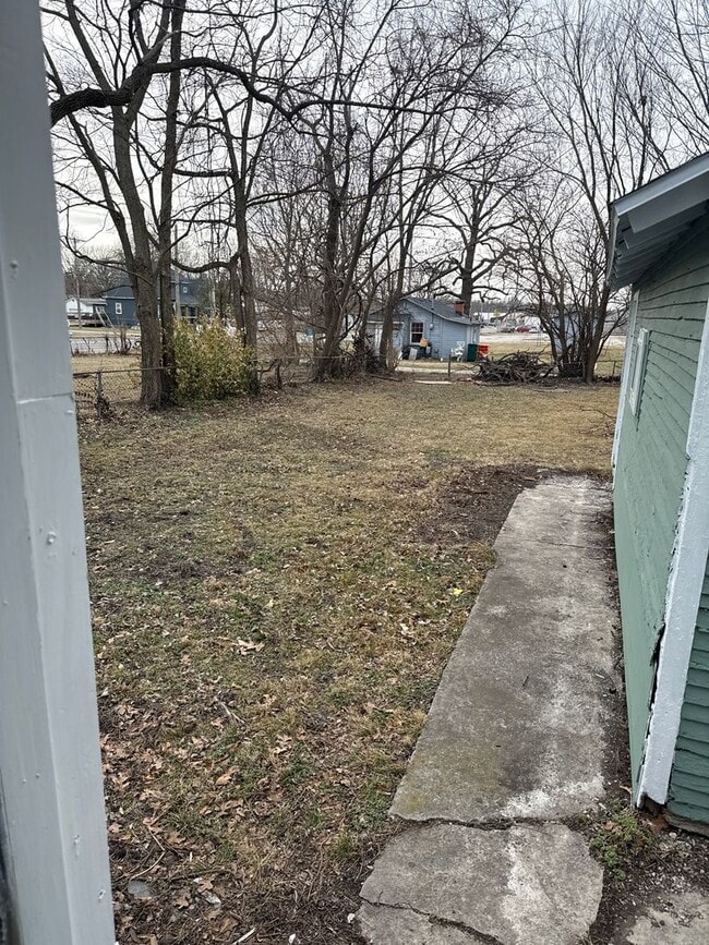 Building Photo - 2 bedroom/1 bath house