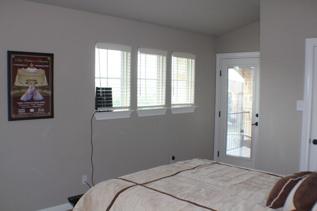 Building Photo - Beautiful spacious rental with fabulous up...