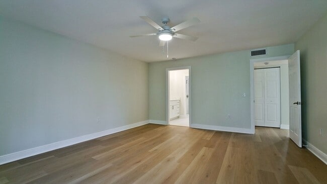 Building Photo - 542 Lakeside Dr