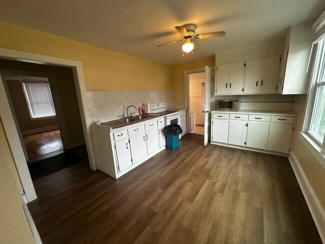 Building Photo - Spacious Home in Pulaski