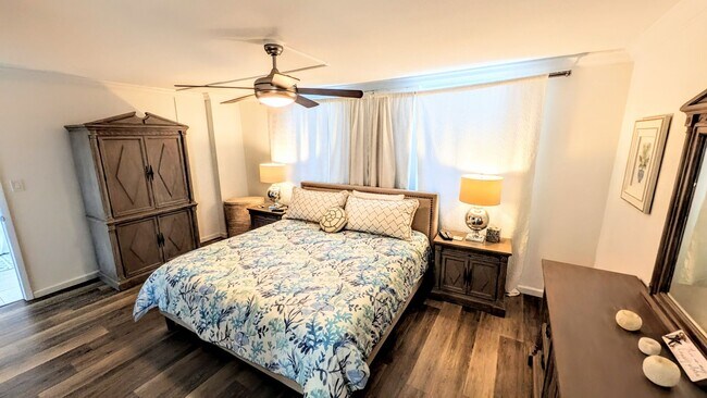 Building Photo - DOWNTOWN FURNISHED 2/2