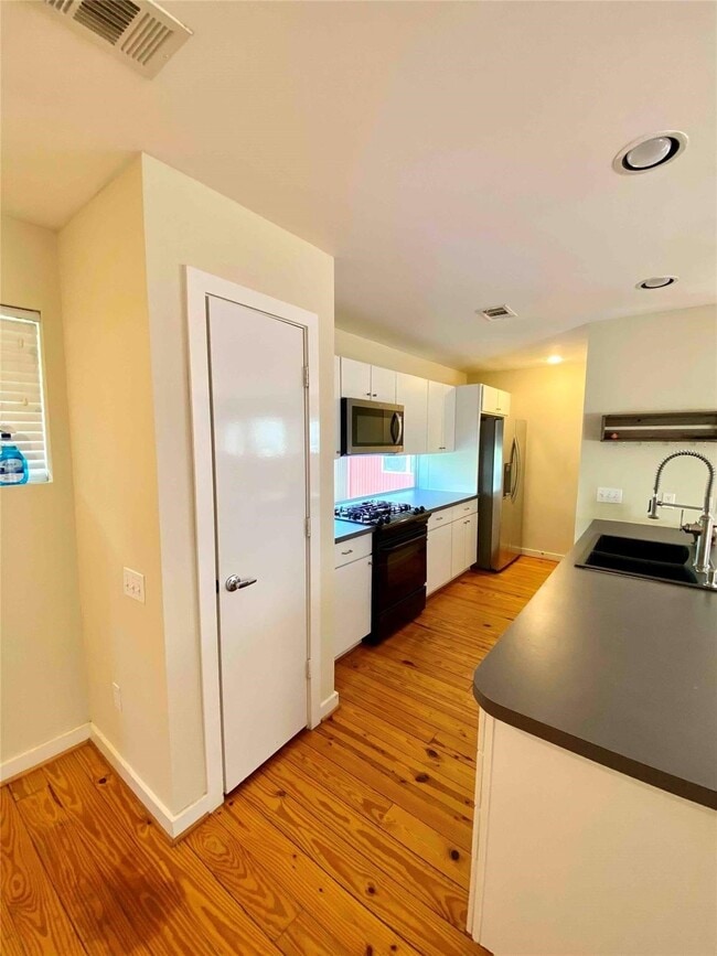 Building Photo - 823 Robin St