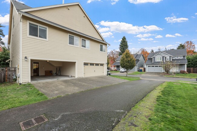 Building Photo - Move in ready! 3 story town home with 1967...