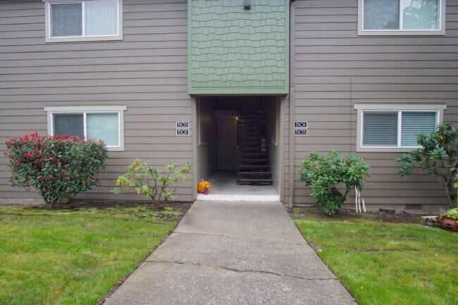 Building Photo - Spacious Ground-Floor One-Bedroom in Desir...