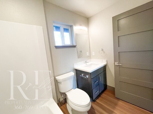 Building Photo - Fully Renovated Upper Unit with Modern Finishes & A/C