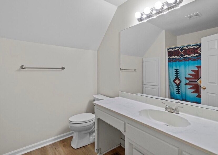 Building Photo - 1017 Southhills Dr