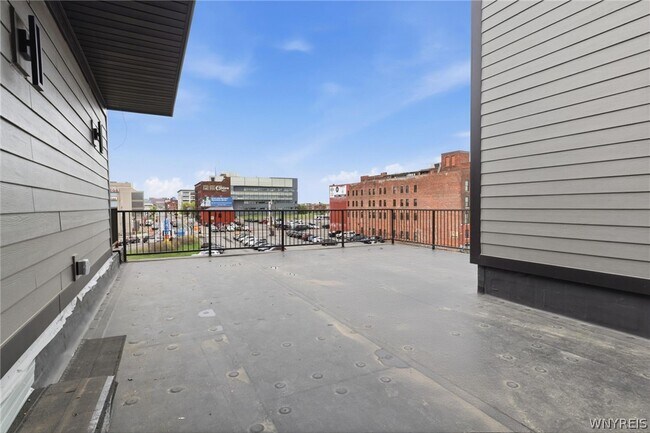 Building Photo - 136 Seneca St