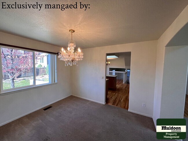 Building Photo - Stunning 3  Bedroom Home with lots of space and a beautiful fenced back yard -