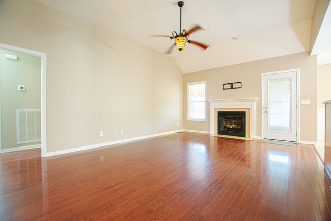 Building Photo - Pet Friendly Three Bedroom with Bonus in S...