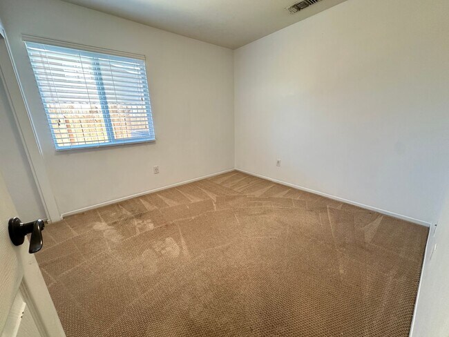 Building Photo - Welcome to this 4 bed 2 bath home!