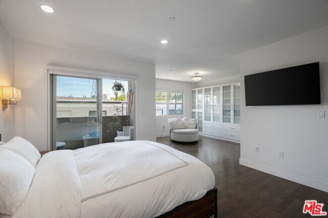 Building Photo - 11023 Fruitland Dr