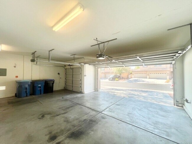 Building Photo - 18 Blue Valley Dr