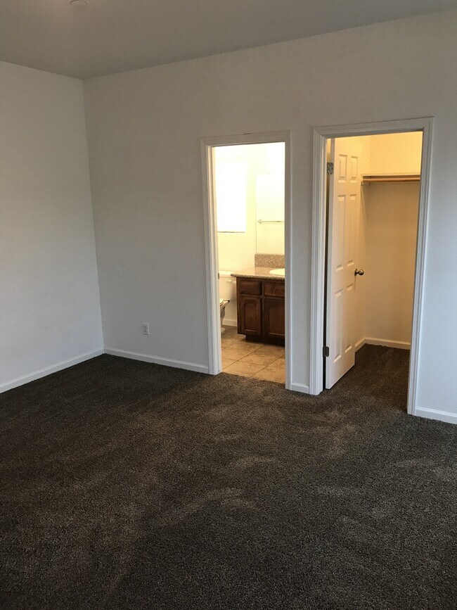 Building Photo - 3 bed 2 bath home for rent