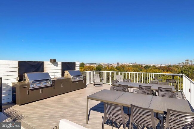 Building Photo - 635 Slaters Ln