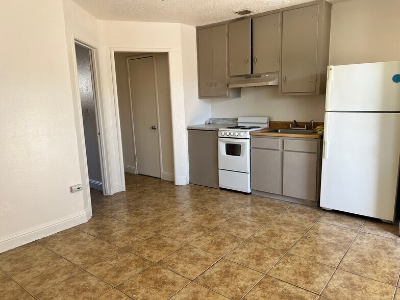 Building Photo - 404 Center St