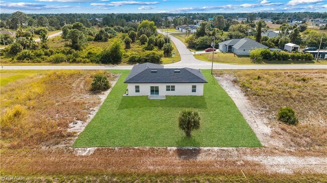 Building Photo - 837 Colyer St E