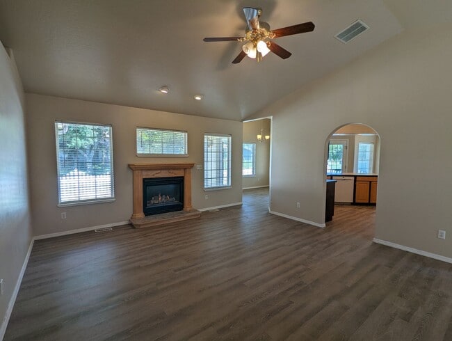 Building Photo - Park Like Setting