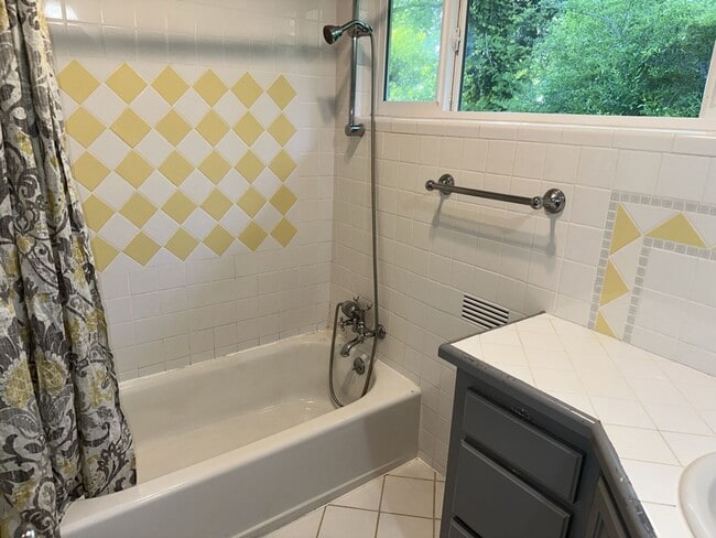 Building Photo - 2000+ sf home is in a great location, pet ...