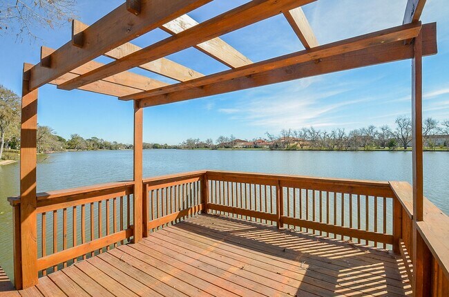 Building Photo - 414 Lakeview Dr