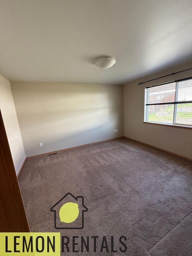 Building Photo - Three bedroom 2 bath house for rent