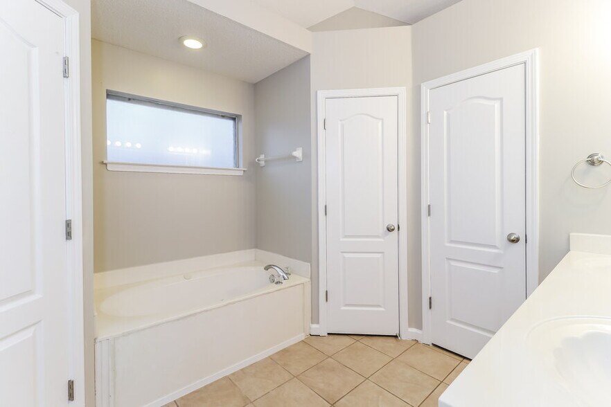 Building Photo - 9782 Pigeon Roost Park Cir