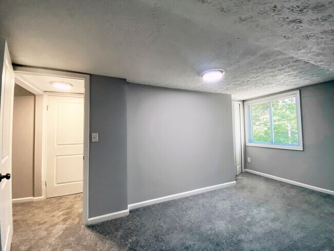Building Photo - 3 Bed and 1 Bath Colonial for Rent in Oakwood Villiage!
