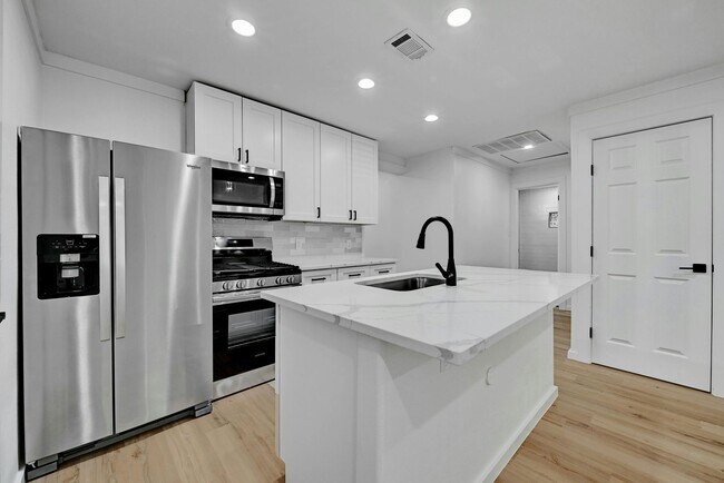 Building Photo - 1913 David St